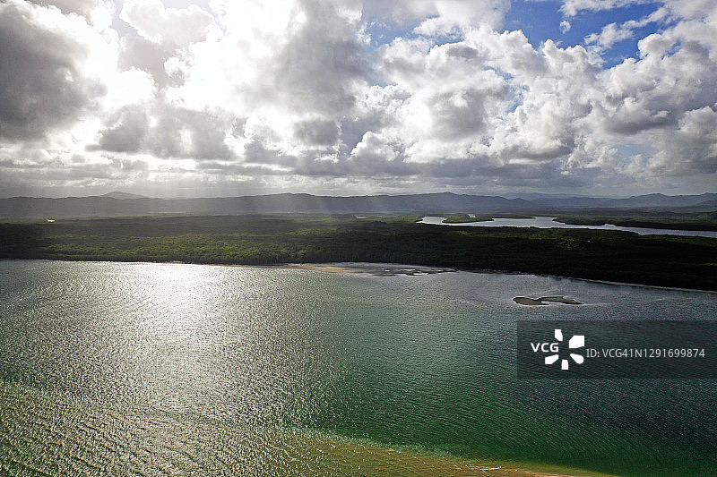 反射在海面上的云彩和阳光图片素材