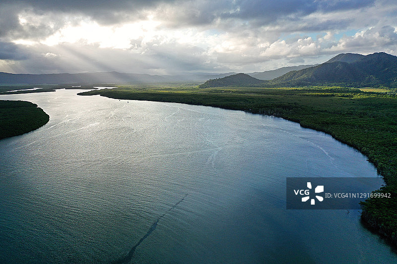 日落时分阳光照射下的宽阔河湾、河口和云彩图片素材