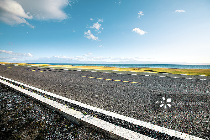 以风景为背景的空旷道路图片素材