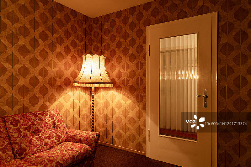带落地灯的复古客厅图片素材