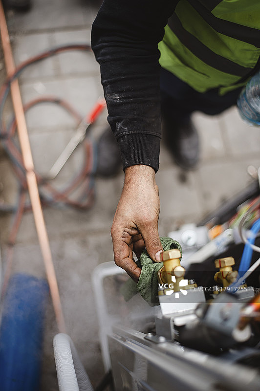 空调安装期间焊接铜管图片素材