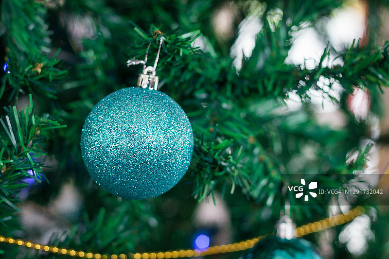 圣诞树上的蓝色装饰品图片素材