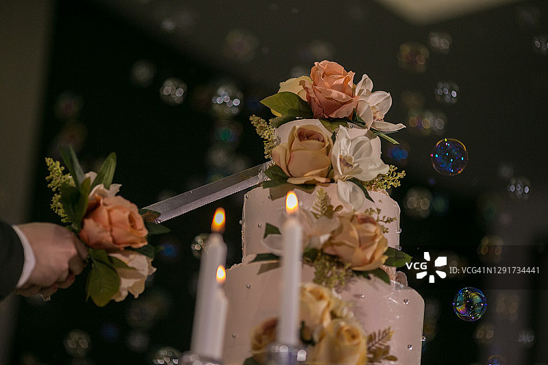 宴会厅里的婚礼蛋糕图片素材