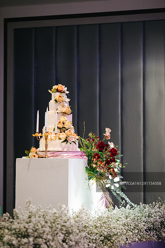 宴会厅里的婚礼蛋糕图片素材