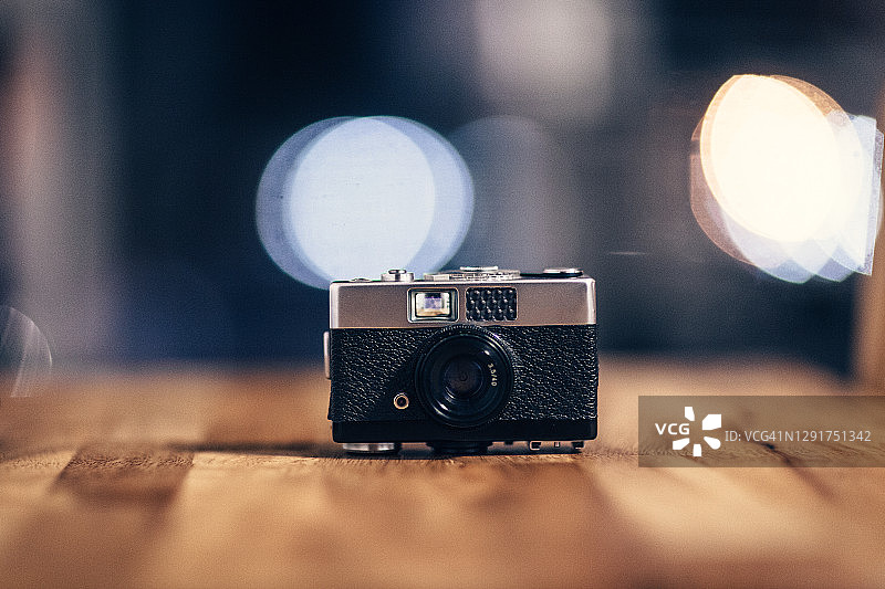 木桌上的复古金属胶片相机图片素材