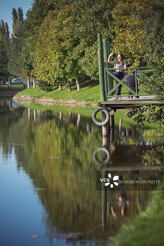 年轻女人在河边享受阳光图片素材