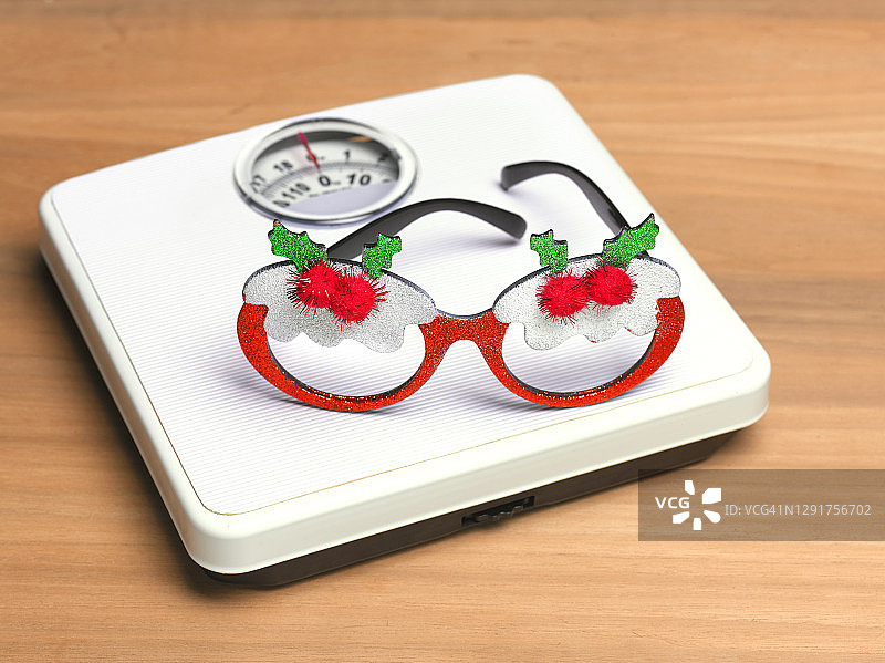 体重秤上的圣诞眼镜图片素材