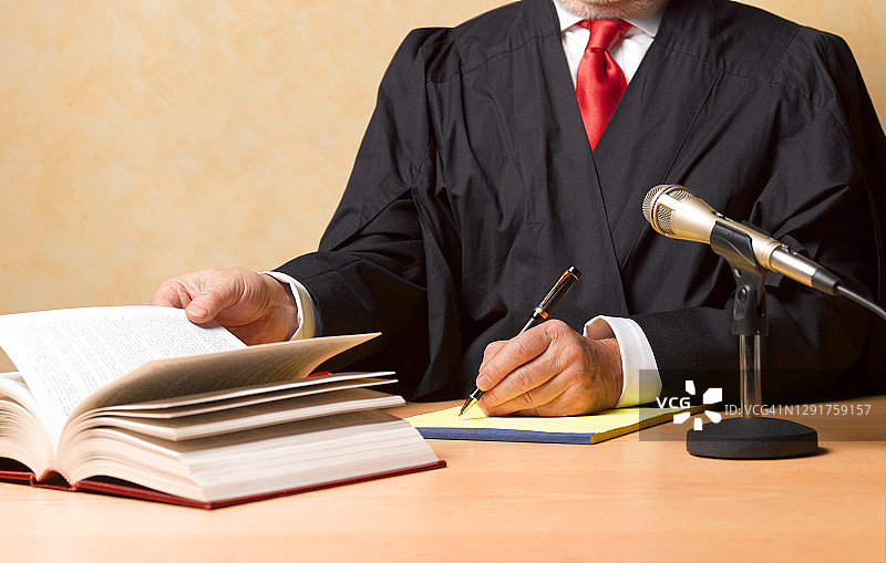 法官在法庭上查阅法律书籍图片素材