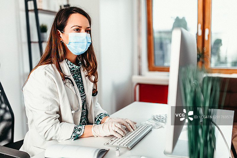 成功的女医生安排疫苗接种图片素材