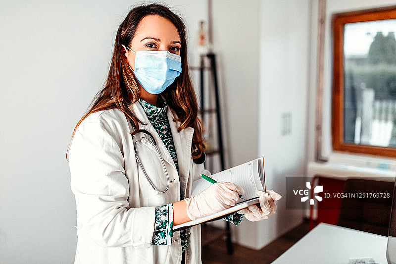 自豪的女医生在医疗诊所开处方图片素材