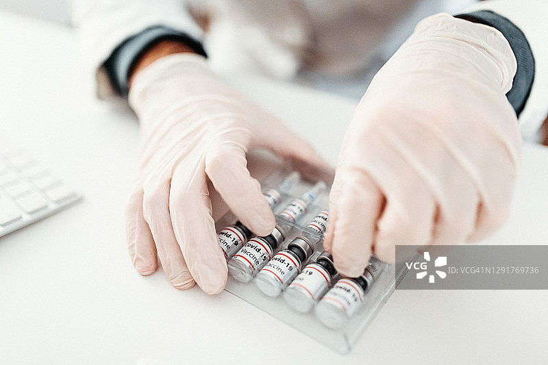 疫苗终于到手了图片素材