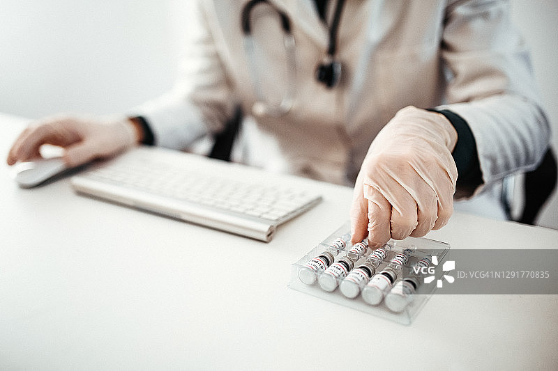 疫苗终于到手了图片素材