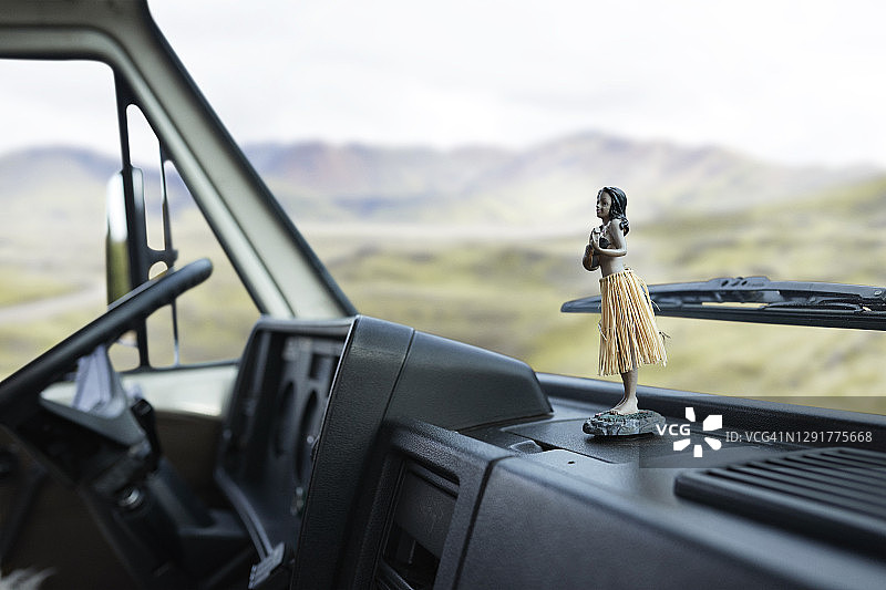 仪表盘上的玩偶图片素材