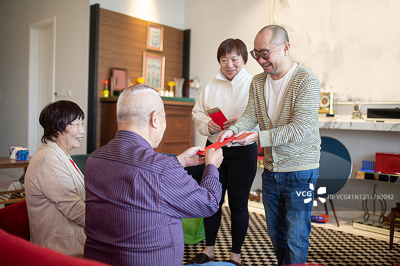 华人子女新年给父母红包图片素材