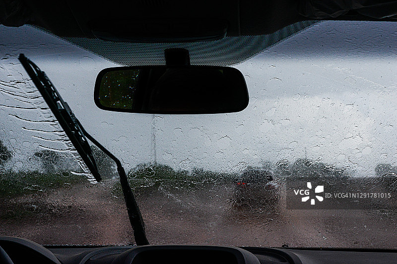 汽车挡风玻璃上的雨滴 - 挡风玻璃刮水器工作图片素材
