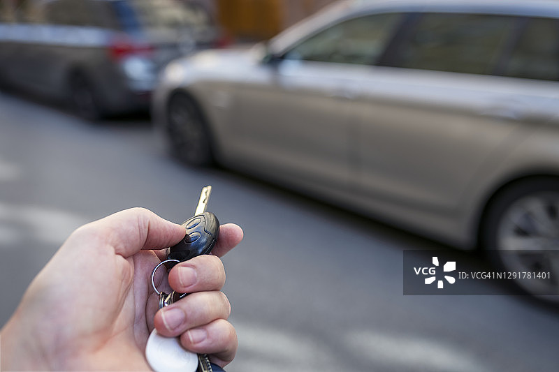 手持汽车钥匙图片素材