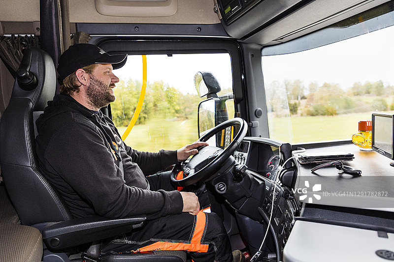 农民驾驶联合收割机图片素材