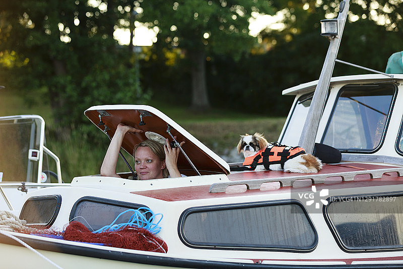 在船上透过舱口观看的女人图片素材