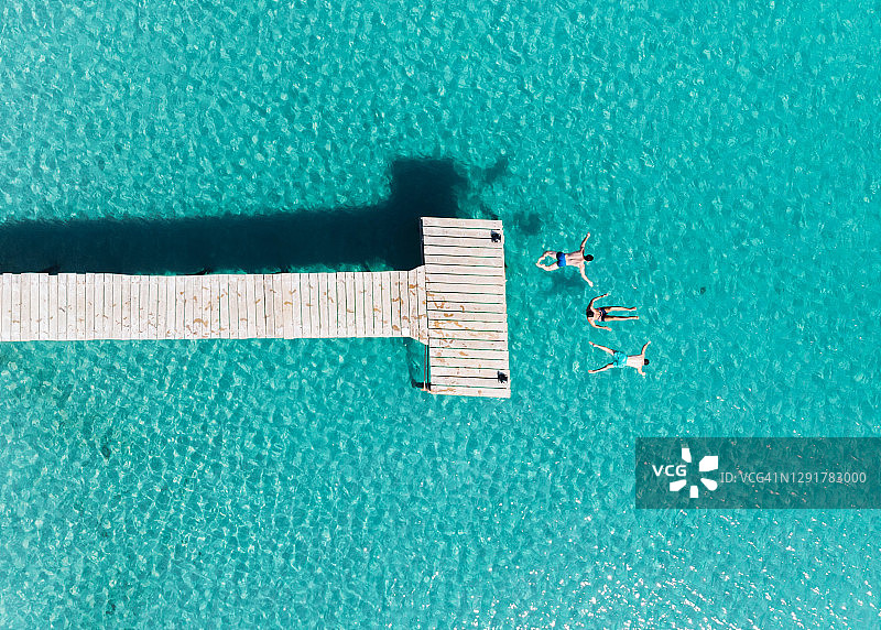 夏季马略卡岛三个朋友潜入海中的鸟瞰图片素材