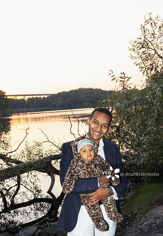 父亲抱着婴儿图片素材