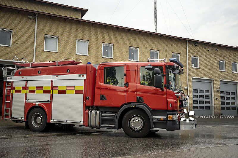 消防站前的消防车图片素材