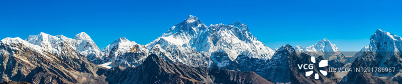 珠穆朗玛峰，尼泊尔昆布喜马拉雅山脉全景图片素材