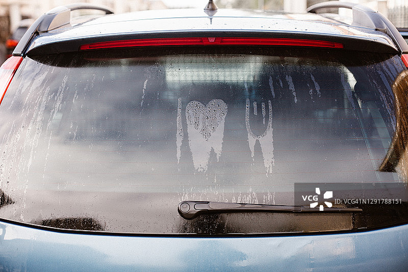 车窗上用符号写着“我爱你”图片素材