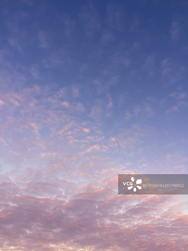 日出时美丽的云彩天空图片素材