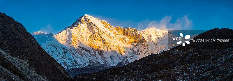 金色日出照亮的卓奥友峰8188米喜马拉雅山脉全景图片素材