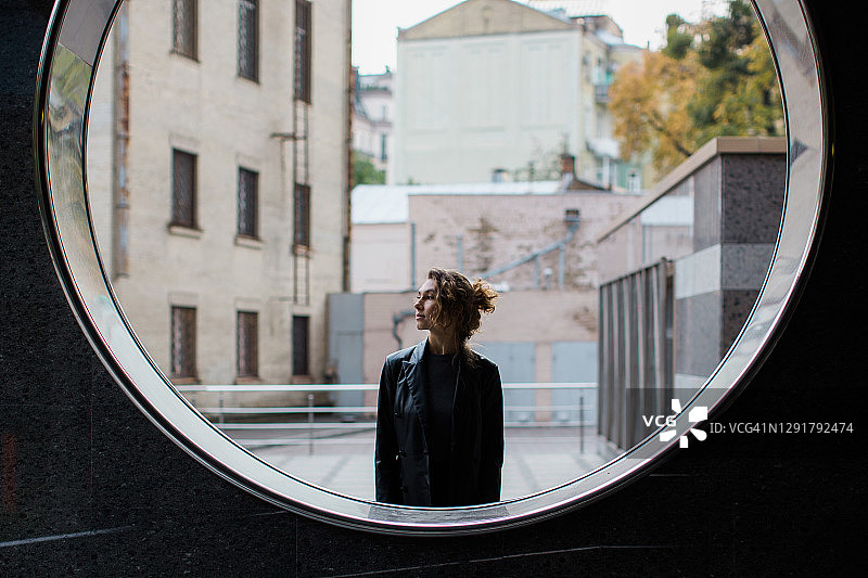 庭院里时尚女性的户外人像图片素材