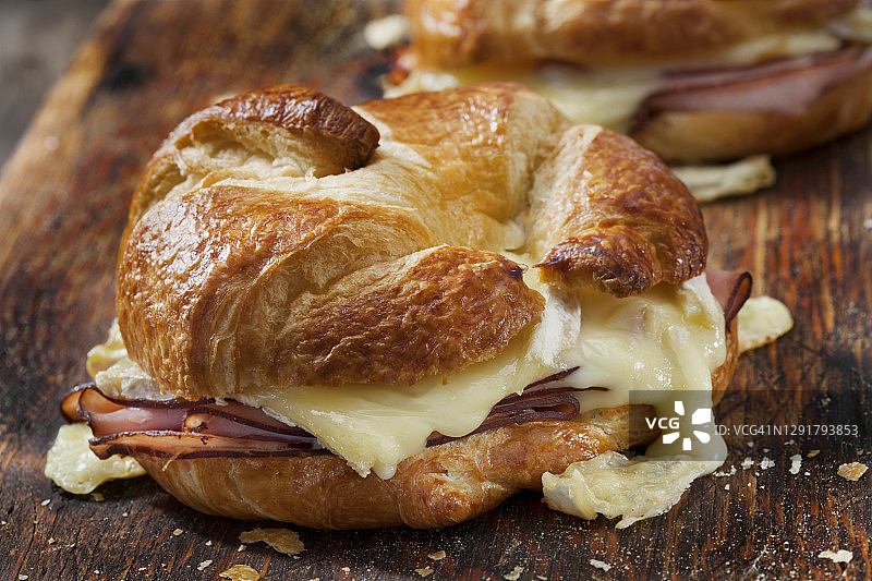 烤火腿布里干酪牛角三明治配第戎芥末图片素材