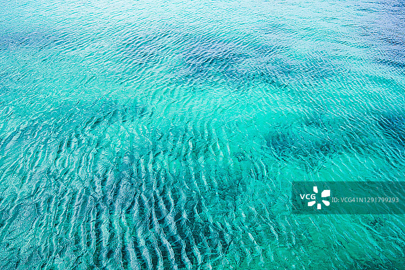 清澈的蓝绿色海浪表面图片素材
