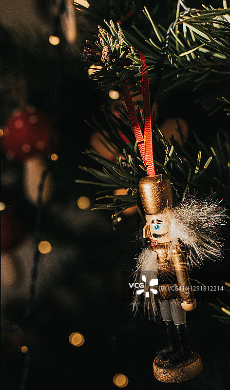 圣诞树上的经典胡桃夹子挂饰图片素材