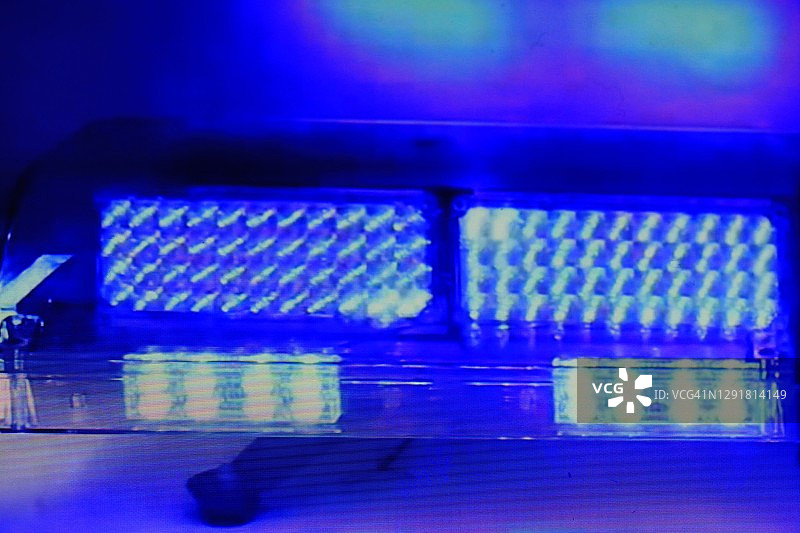 明亮的蓝色警车灯闪烁图片素材