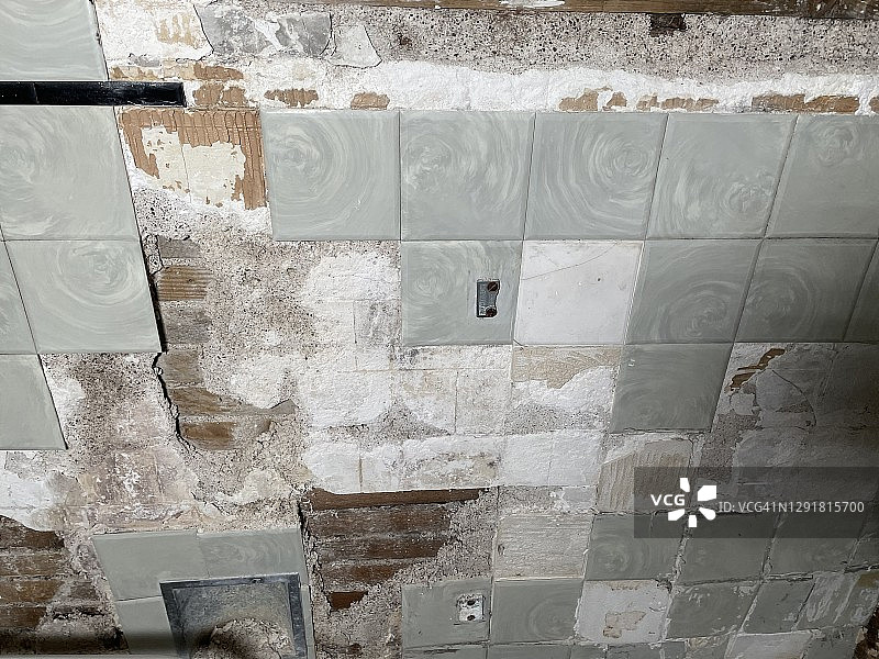 破旧房屋中缺失的浴室墙砖图片素材
