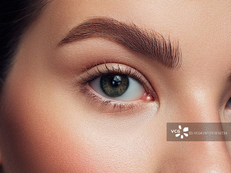 化着自然妆容的美丽女人肖像图片素材