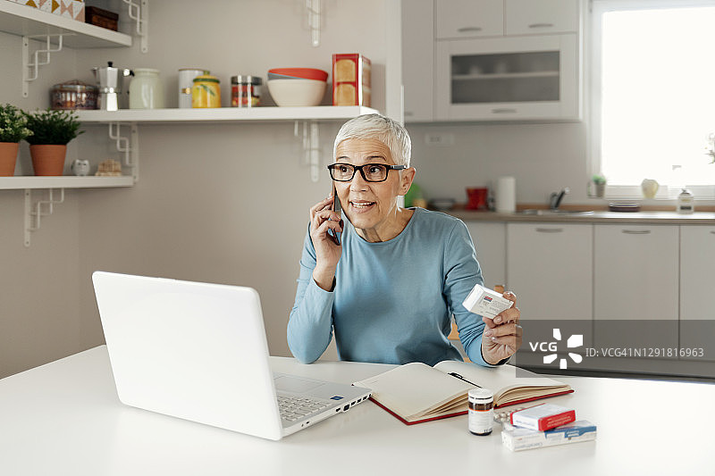 用智能手机咨询医生图片素材