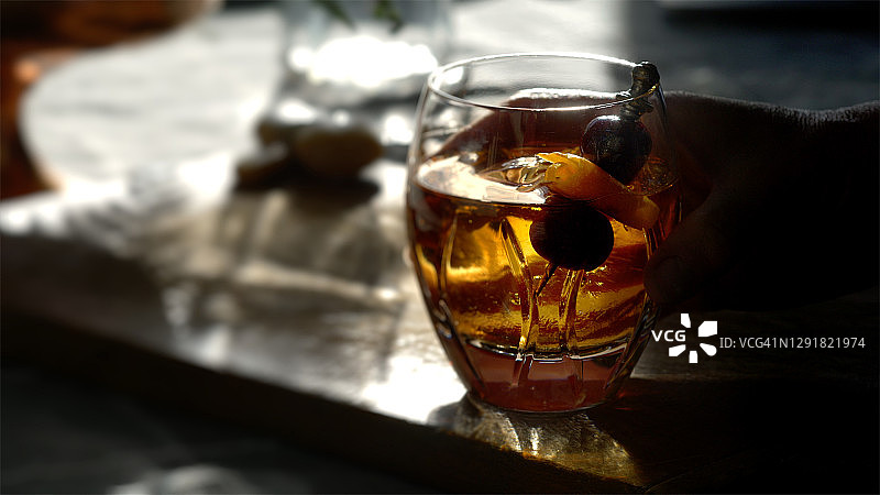 古典禁酒时期的曼哈顿鸡尾酒图片素材