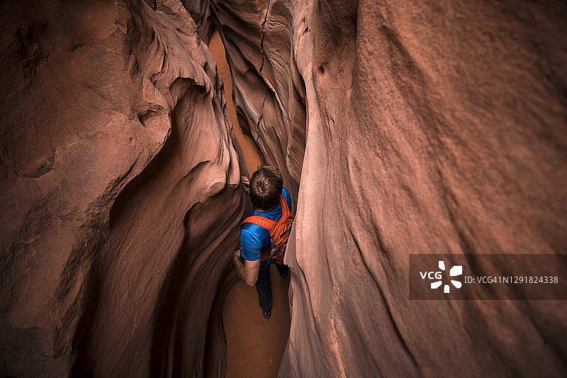 男人徒步穿越犹他州南部幽灵峡谷图片素材