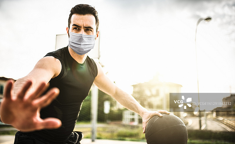 戴着面罩的篮球运动员肖像图片素材