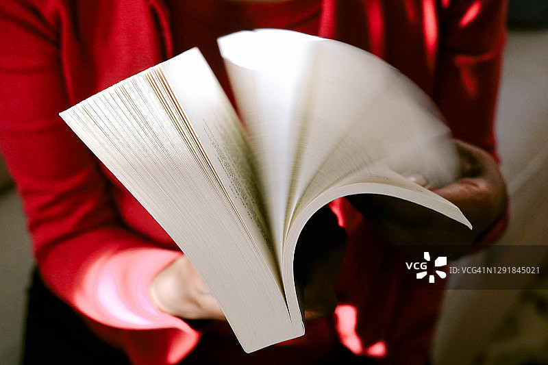 翻书的女人图片素材