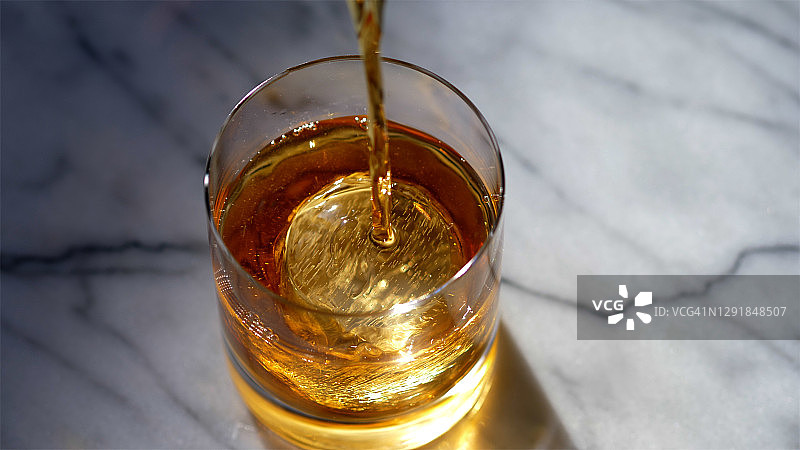 古典禁酒时期的曼哈顿鸡尾酒图片素材