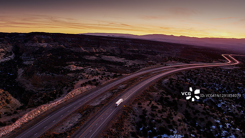日落后圣拉斐尔膨胀区I-70上的卡车 - 航拍图片素材