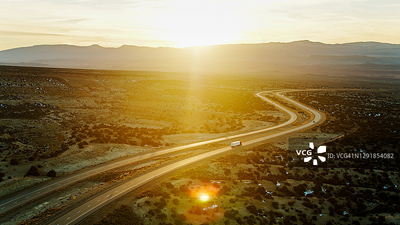冬季圣拉斐尔河谷I-70公路卡车上的日落航拍图片素材