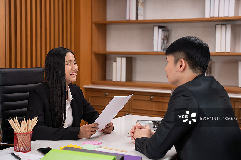 与客户会面的女商人图片素材
