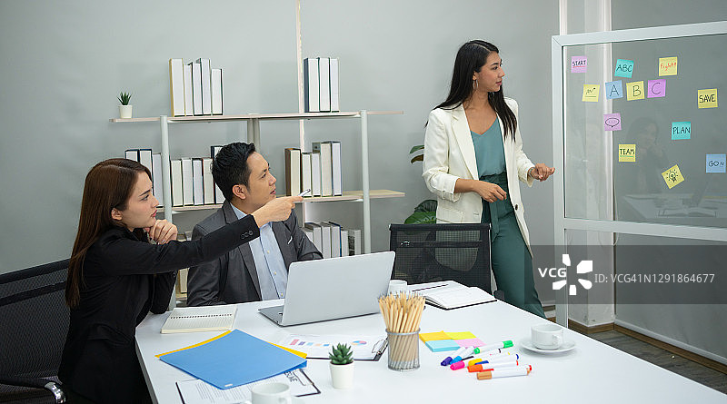 自信的女商务培训师在做演示图片素材