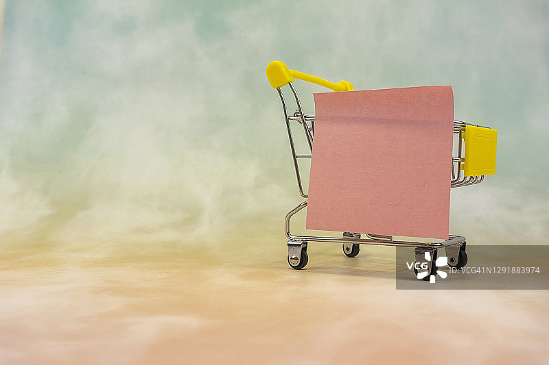 带有彩色便签的购物车，散景背景图片素材