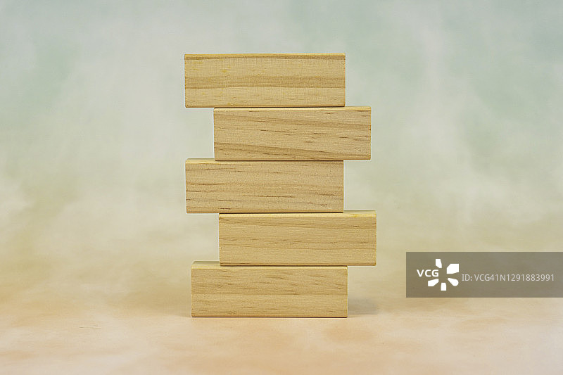 五个空白木块：商业概念背景图片素材