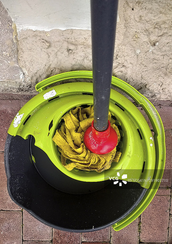 彩色塑料清洁桶和拖把图片素材