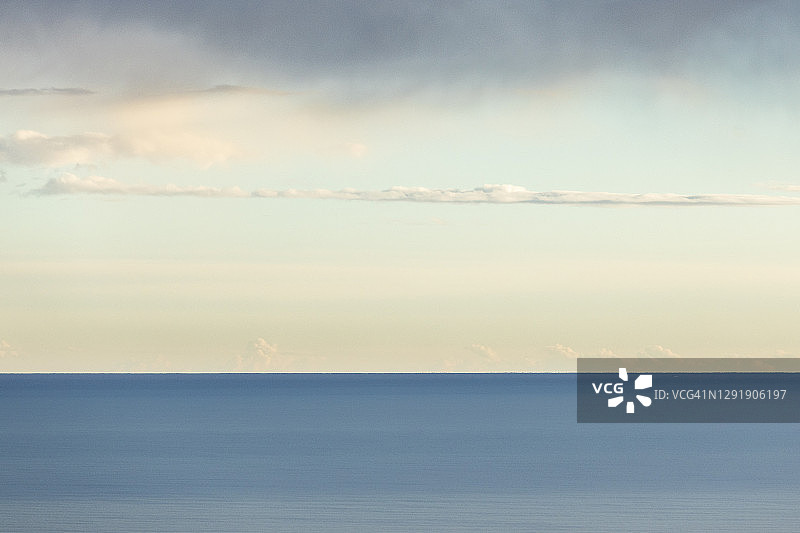 黎明时分的海与云图片素材